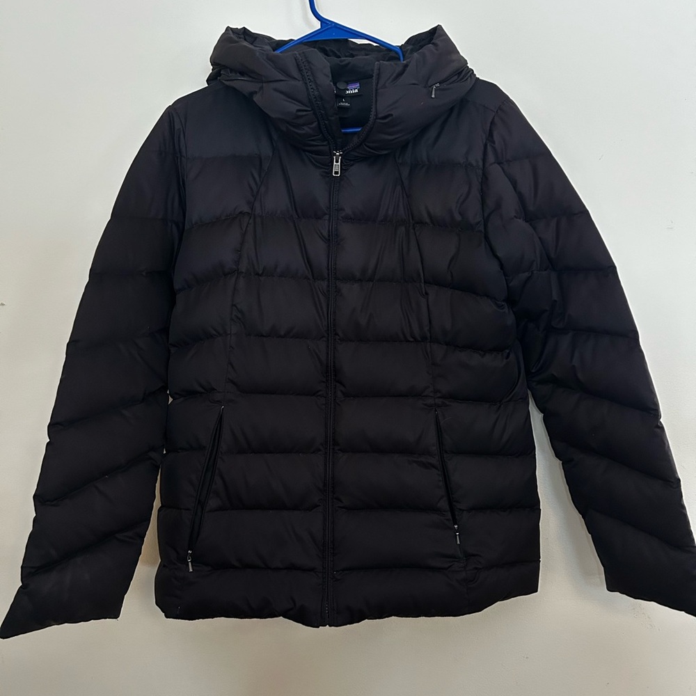 Patagonia women’s down puffer with zip up hood size large